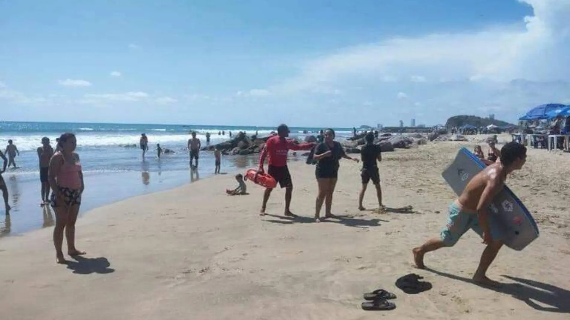 Salvavidas realizan rescate de bañistas en Mazatlán